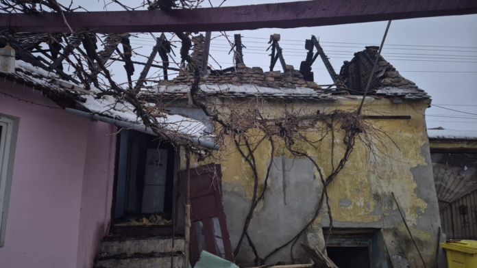 Voluntari și vecini alături de Familia Loloiu pentru a le ofiri sprijin după incendiu