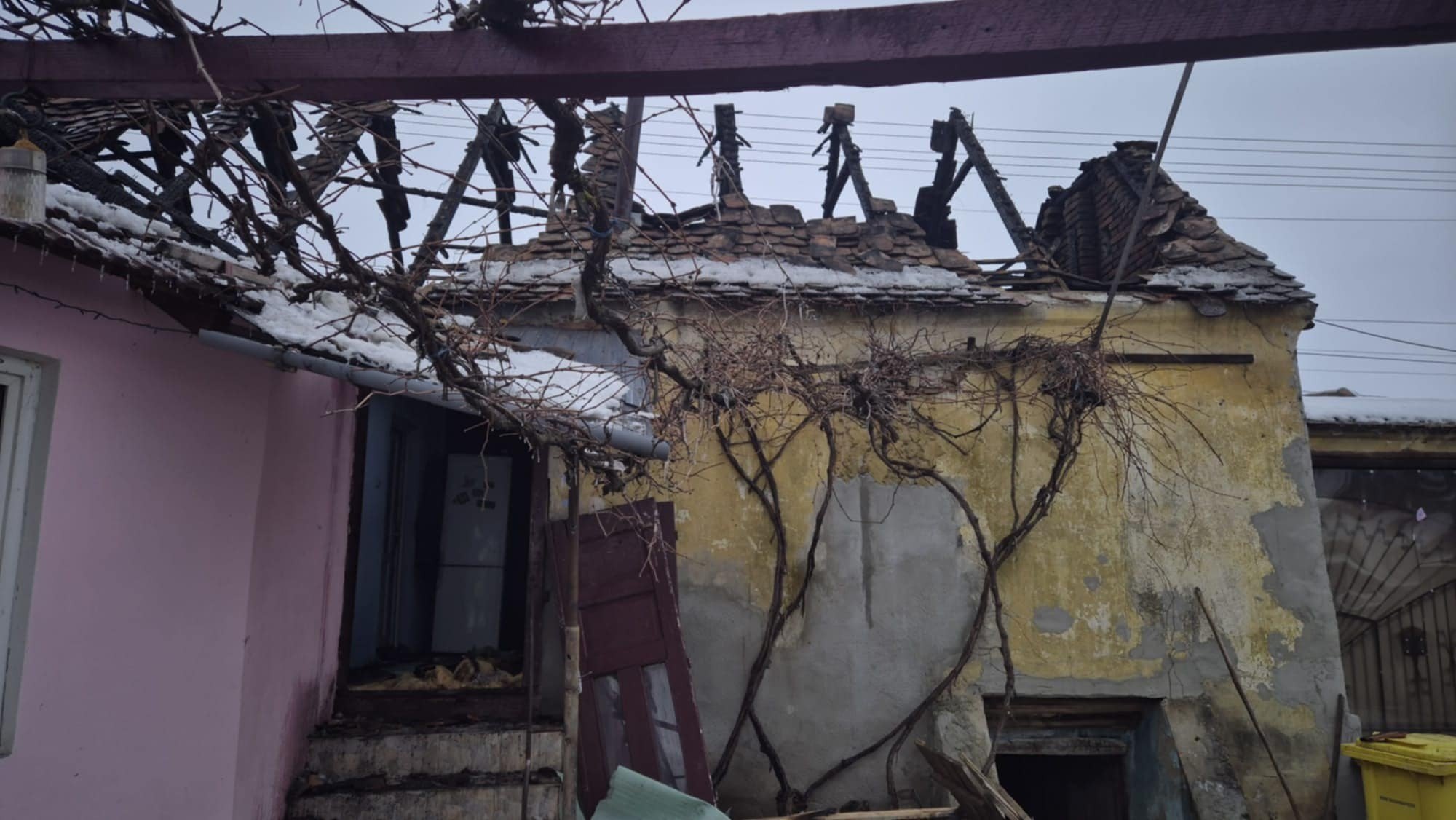 Voluntari și vecini alături de Familia Loloiu pentru a le ofiri sprijin după incendiu