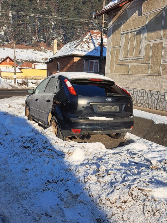 Echipă de la Primăria Gura Râului supraveghează ridicarea mașinilor abandonate