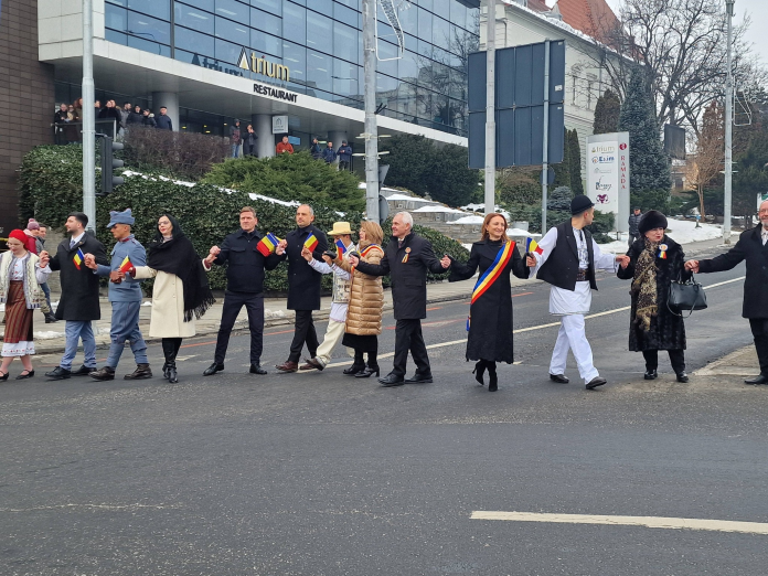 Hora Unirii Sibiu - mulțime în Piața Mare dansând în cerc tradițional, drapel românesc în centru