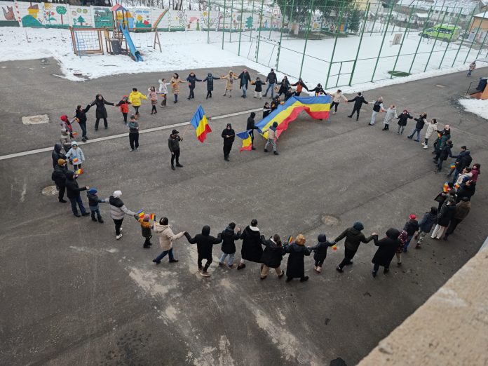 Moment festiv cu participanții la celebrarea Micii Uniri, zâmbete și steaguri