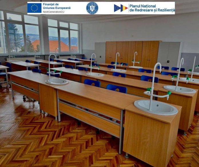 Elevi din Cisnădie folosesc tablete digitale într-o clasă modernizată