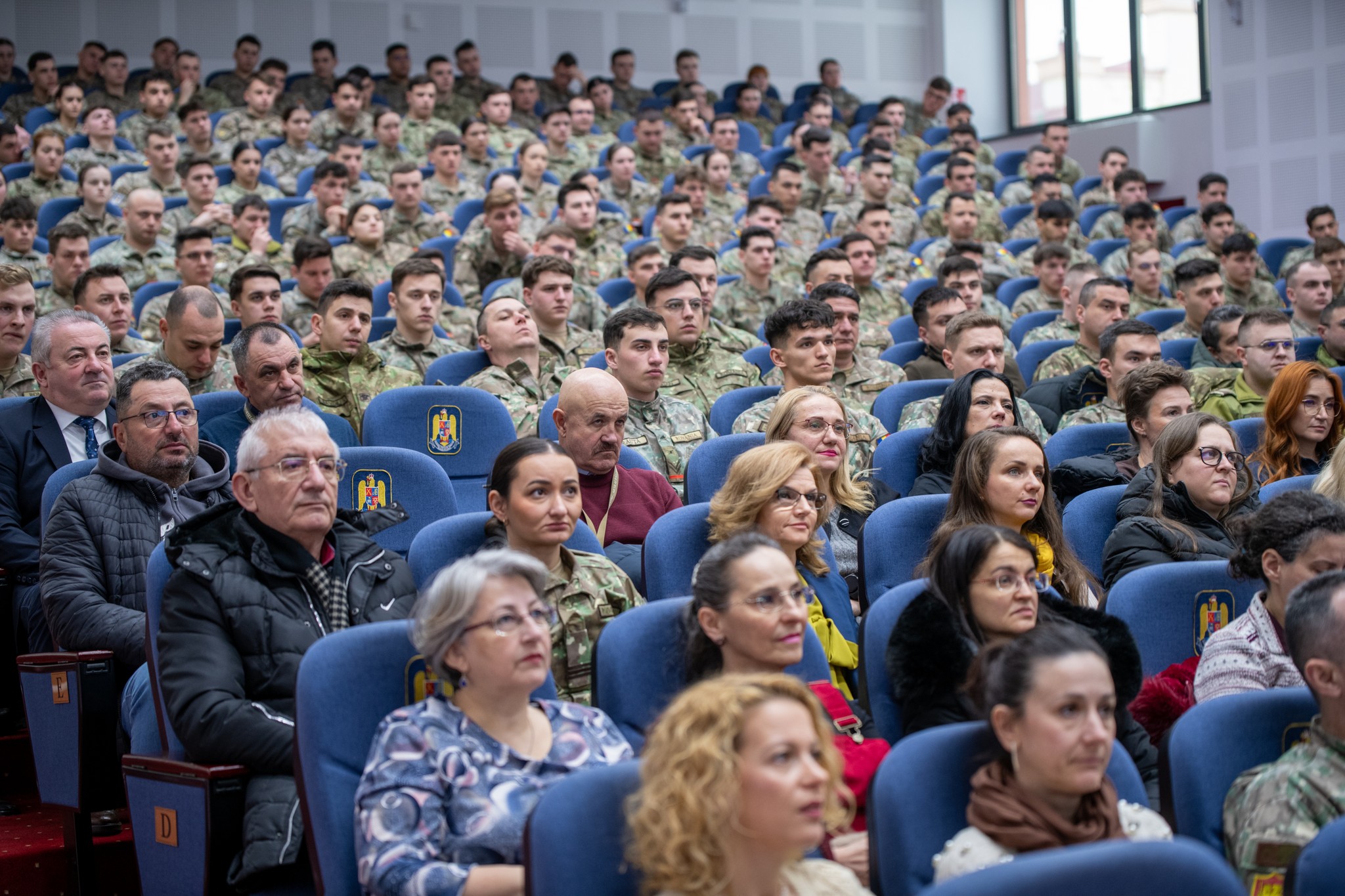 Cadeți AFT Sibiu ascultă prezentarea teoriei conducerii defensive de la un instructor