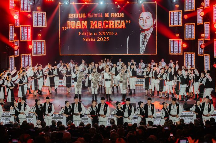 Ansamblu folcloric românesc pe scena Festivalului Național Ioan Macrea