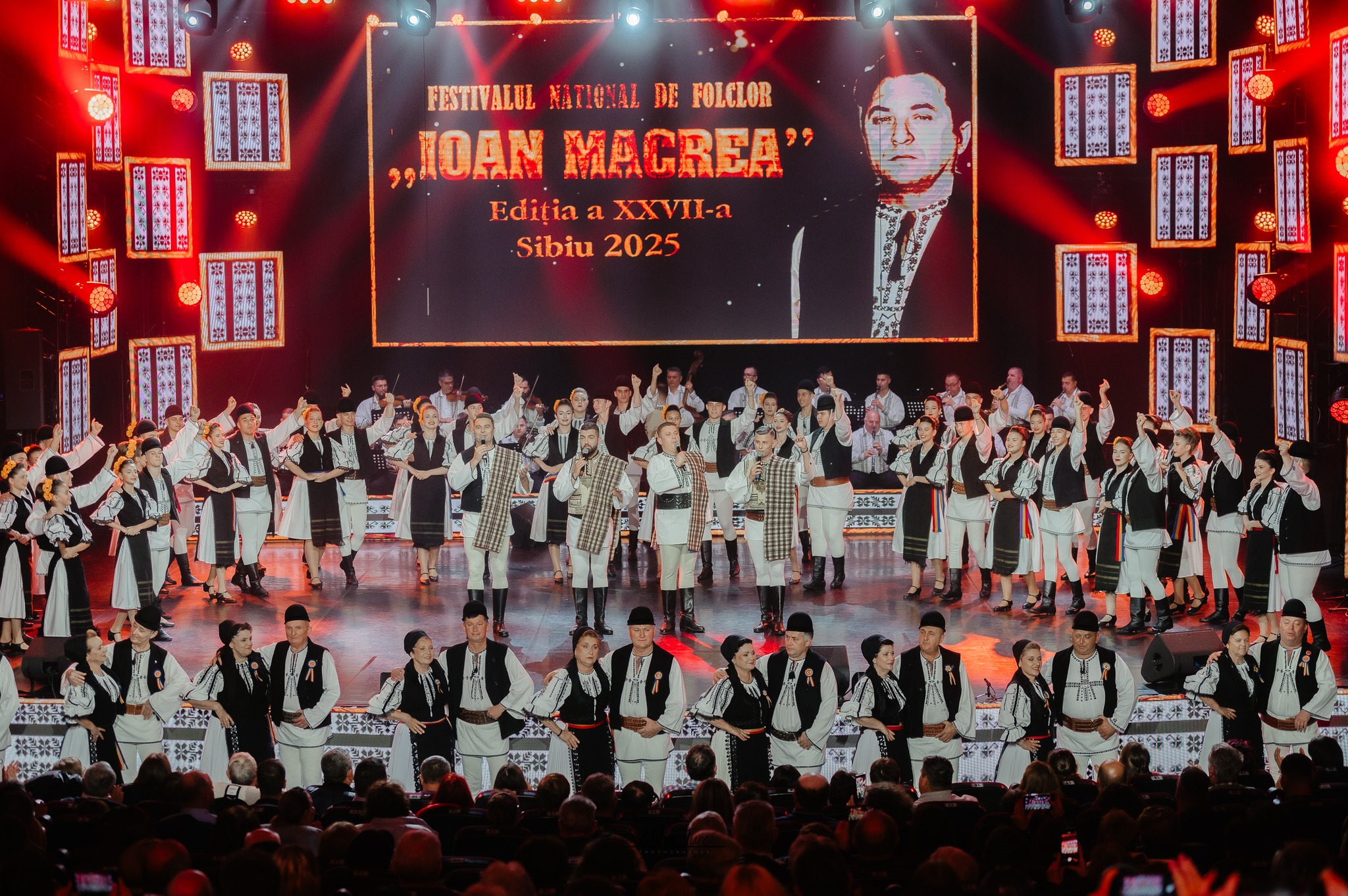 Ansamblu folcloric românesc pe scena Festivalului Național Ioan Macrea