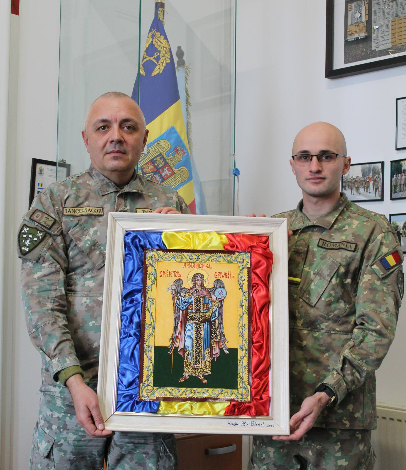 Elev al Școlii Militare de Comunicații prezentând o lucrare artistică remarcabilă