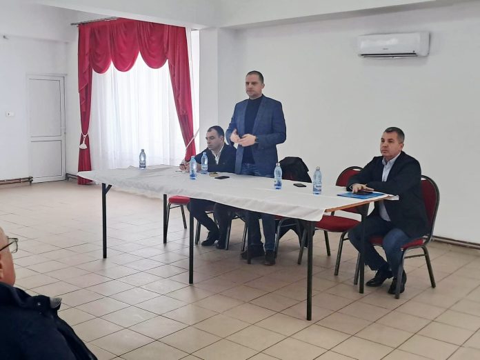 Fermieri sibieni ascultă prezentarea despre impactul Acordului Mercosur