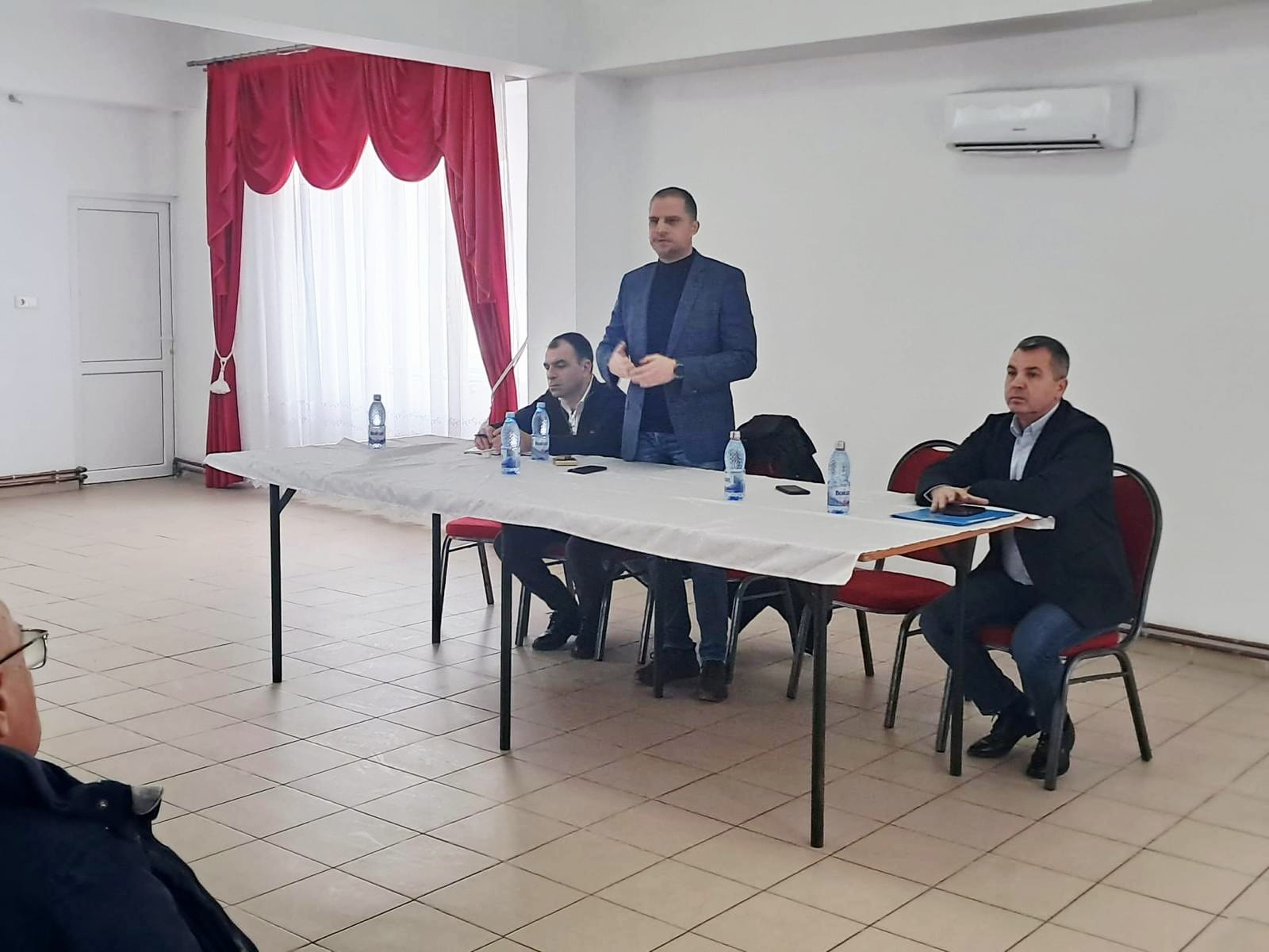 Fermieri sibieni ascultă prezentarea despre impactul Acordului Mercosur