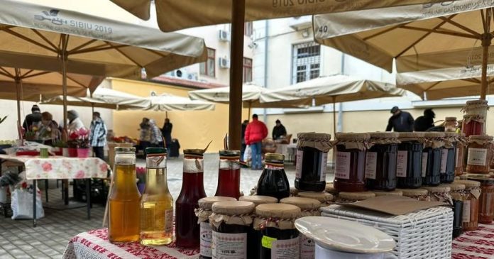 Piața volantă din curtea Consiliului Județean Sibiu, cu tarabe și oameni