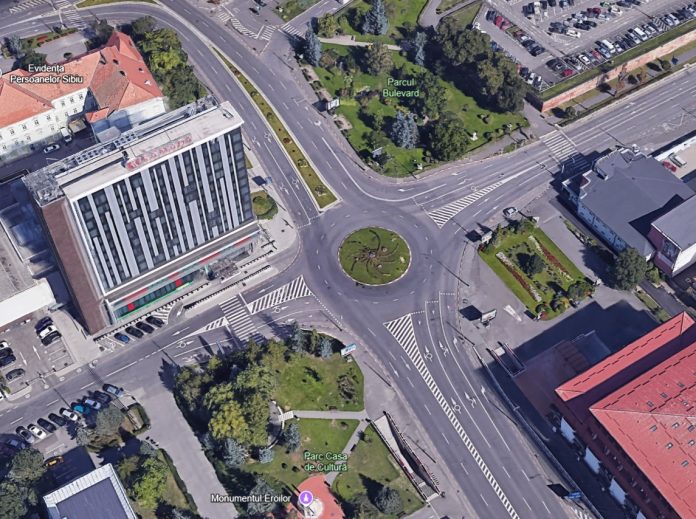Piața Unirii închisă traficului, cu mașini oprite și pietoni pe carosabil