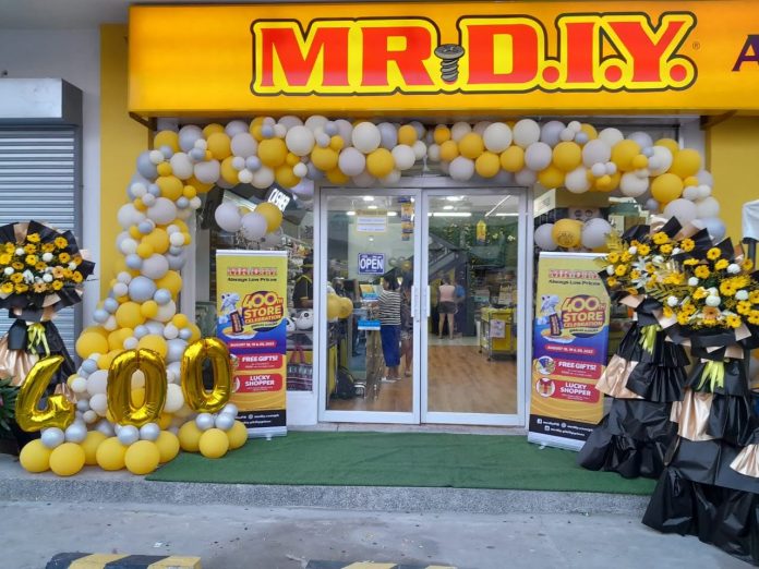 Magazinul Mr. D.I.Y. din Sibiu, cu rafturile pline de produse de bricolaj și decoratiuni pentru casă.