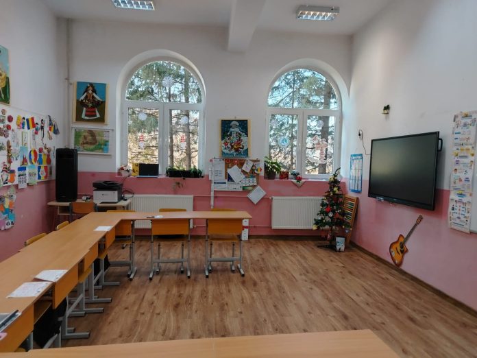 Elevi în sala de clasă renovată, beneficiind de un mediu educațional modern