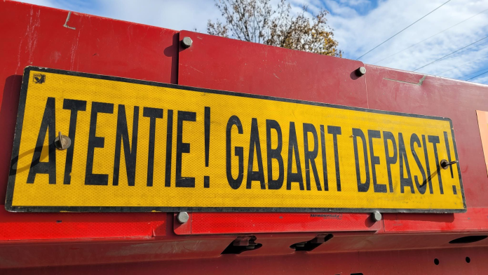 Transport agabaritic pe un drum județean, cu vehicul special pentru construcția autostrăzii Sibiu-Făgăraș.