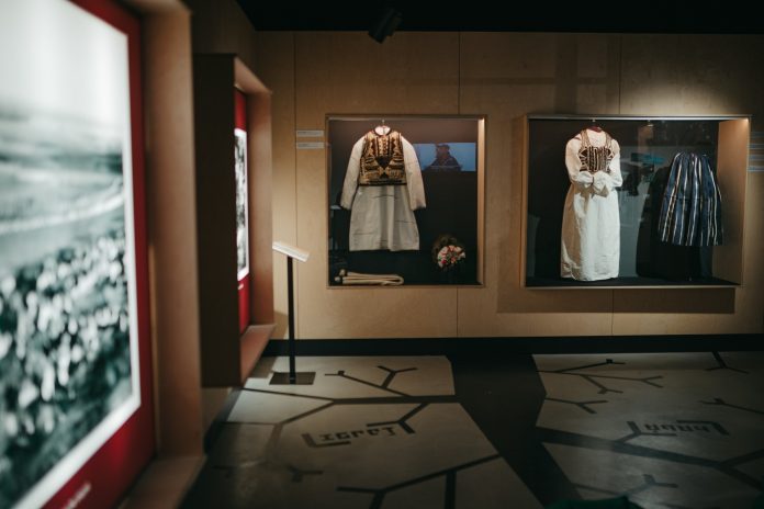 Vizitatori explorând expoziția Dansul în sălile Muzeului ASTRA din Sibiu
