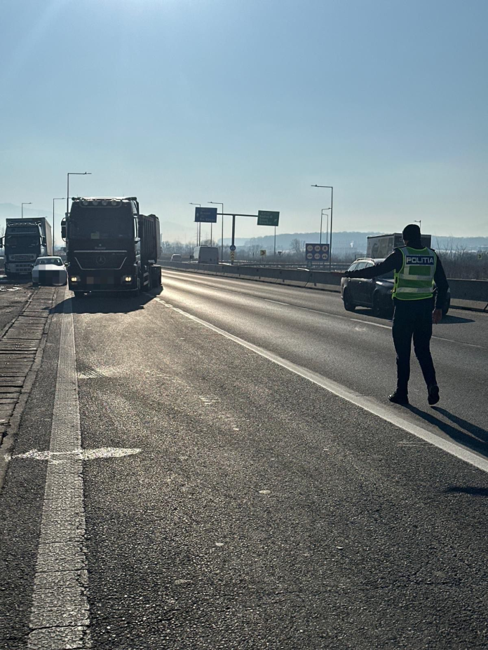 Polițiști din Sibiu controlând traficul și aplicând amenzi pe DN1 într-o acțiune fulger