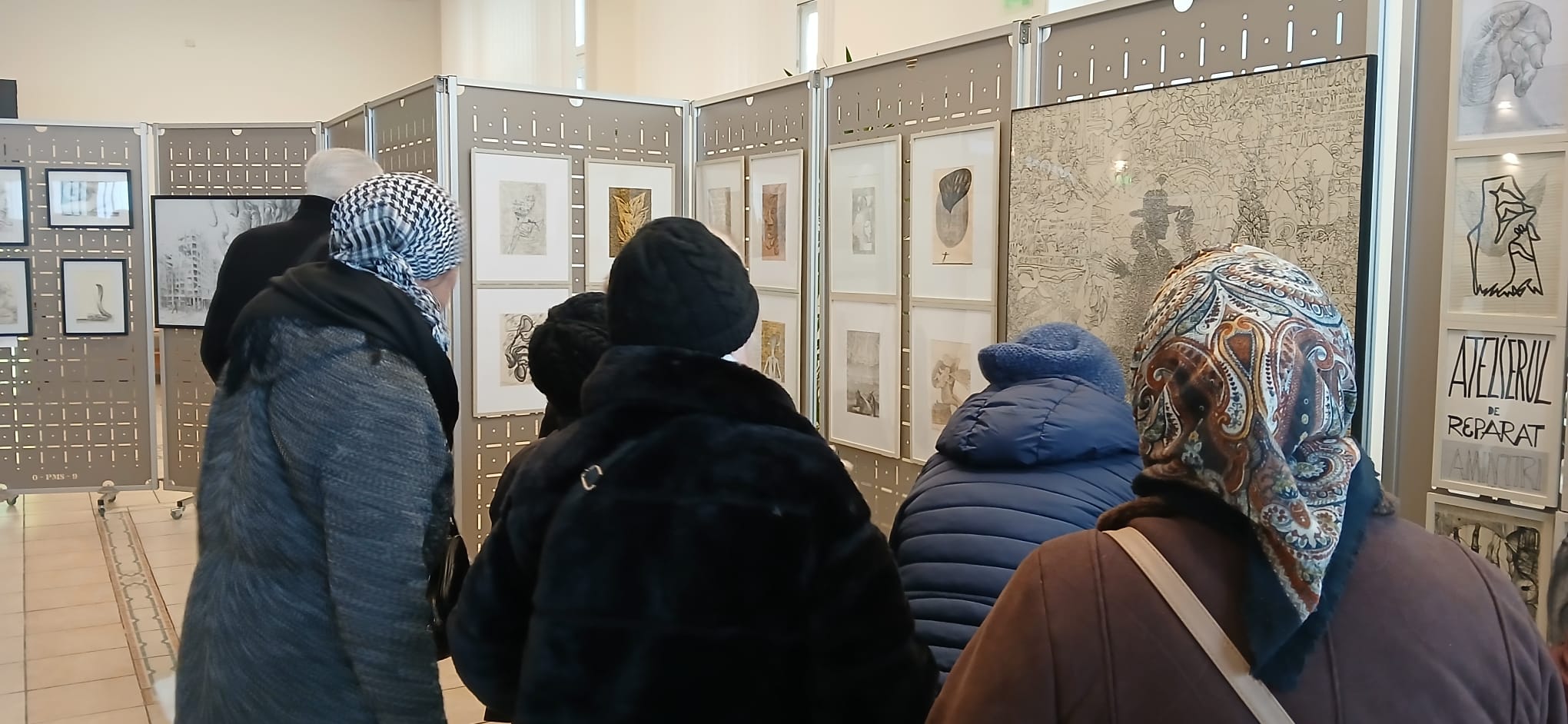 Exponatele expoziției „TREI” admirate de participanți în cadrul Zilei Culturii Naționale