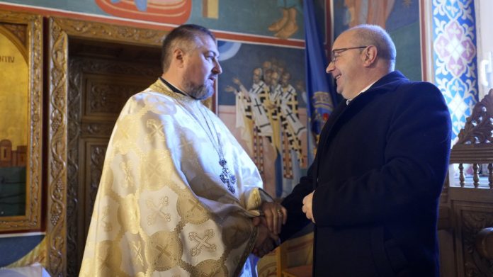 Arhiereu oficiază Sfânta Liturghie Arhierească în altarul catedralei din Sibiu.