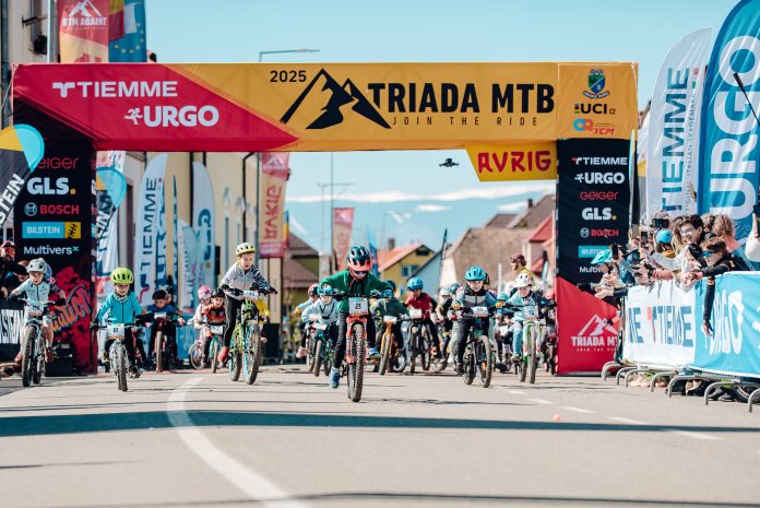 Vedere panoramică a peisajului montan de la competiția Triada MTB Avrig.