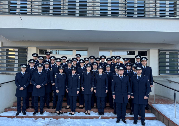 Polițiști noi de la IPJ Sibiu în timpul ceremoniei de depunere a jurământului