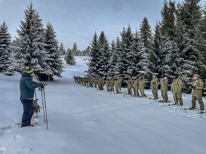 Cadet la Academia „Nicolae Bălcescu” în exercițiu practic de formare pe teren înzăpezit