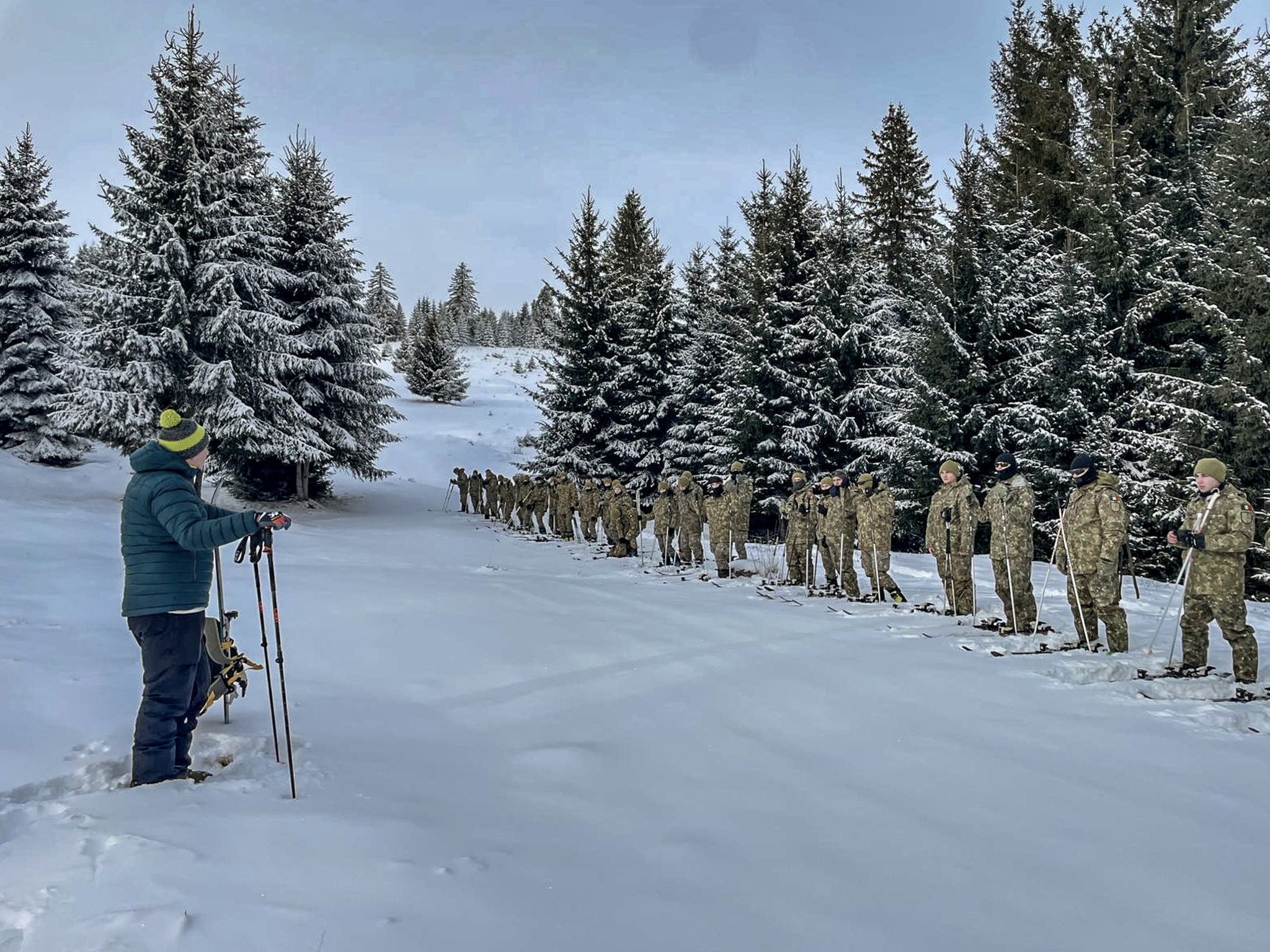 Cadet la Academia „Nicolae Bălcescu” în exercițiu practic de formare pe teren înzăpezit