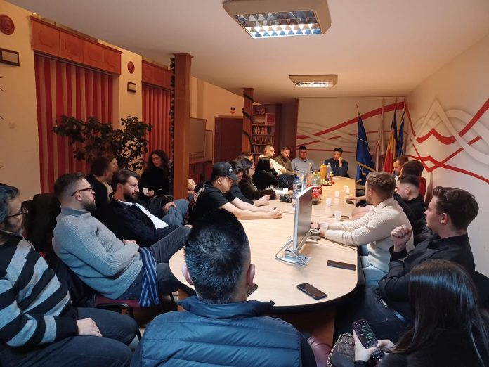 Giubega Florian în discuție cu tineri din comunitatea sibiană