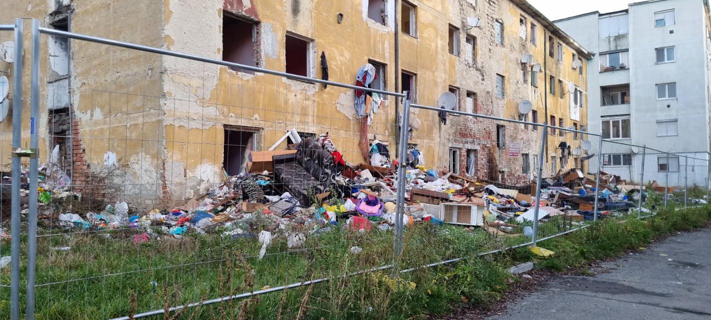 Primarul Mediașului, Gheorghe Roman, la biroul său în timpul unei discuții oficiale.