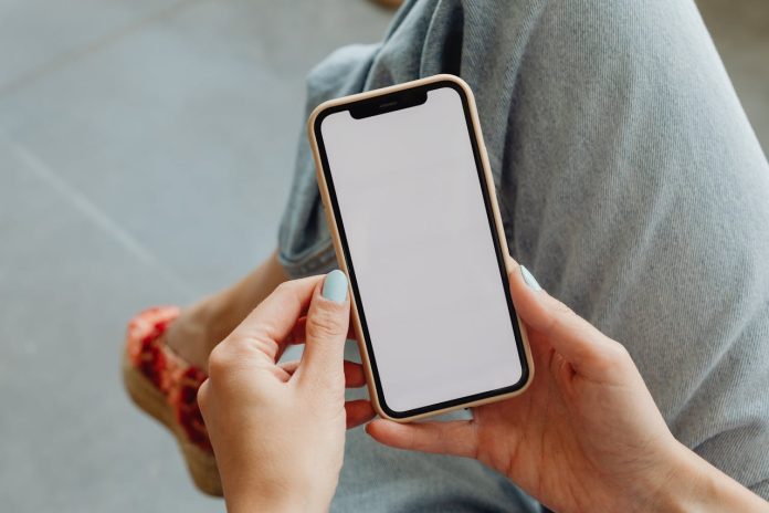 Top 5 indicatori că ai nevoie de o husă nouă pentru telefon, afișați lângă un smartphone