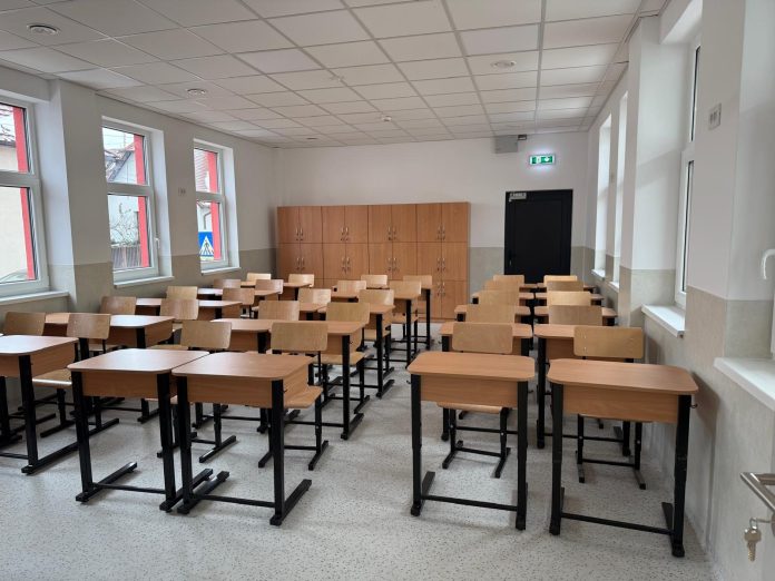 corp nou Școala 8 (6) Vedere interioară a unui hol luminos și modern în noul corp al Școlii Gimnaziale nr. 8 Sibiu.