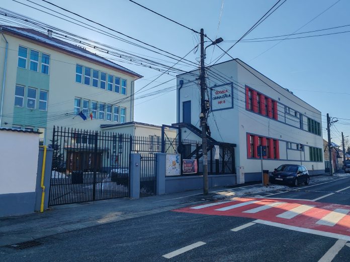 Sala de sport sau laborator nou și modern din Școala Gimnazială nr. 8 Sibiu, plin de echipamente.