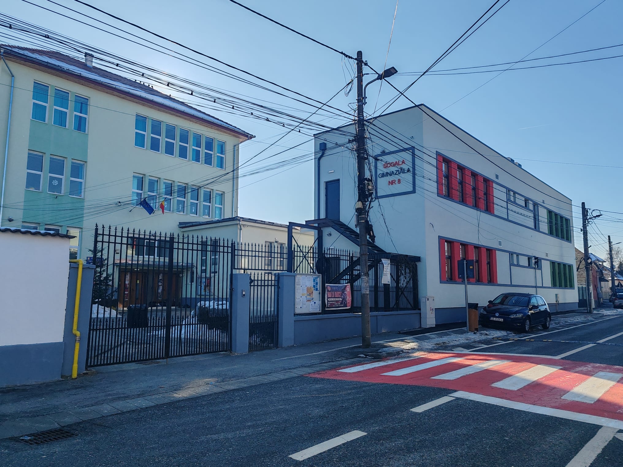 Sala de sport sau laborator nou și modern din Școala Gimnazială nr. 8 Sibiu, plin de echipamente.