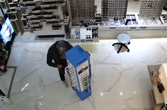 Ochelari de soare de lux, asemănători cu cei furați în urma furtului de la Promenada Mall.