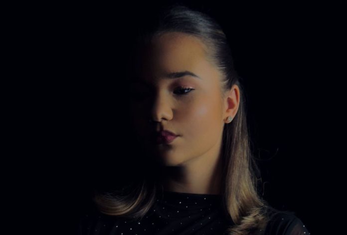 Cristiana Damian în studio, lucrând la prima sa piesă originală