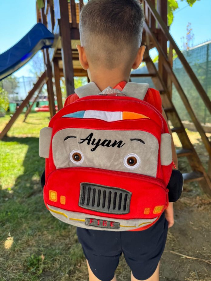 Ghiozdan personalizat pentru grădiniță cu design de mașină de pompieri