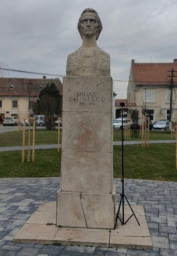 Viitori specialiști în comunicații și apărare cibernetică, discutatând despre cultura română