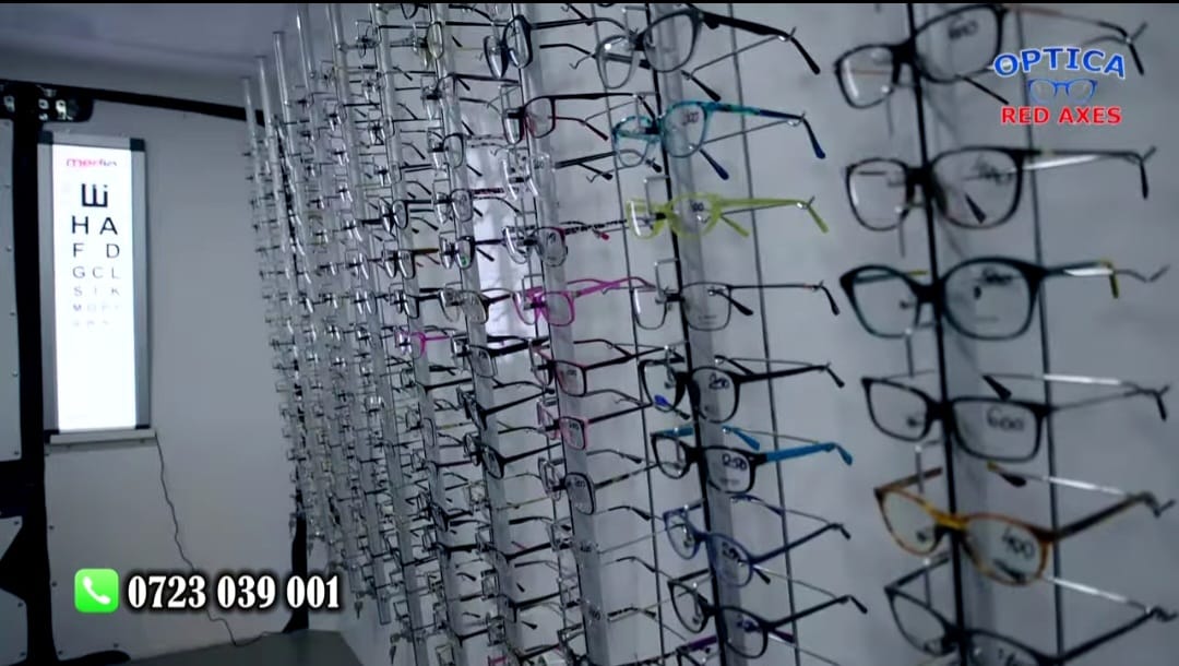 Optometrist explică rezultatele unei consultații gratuite unui pacient
