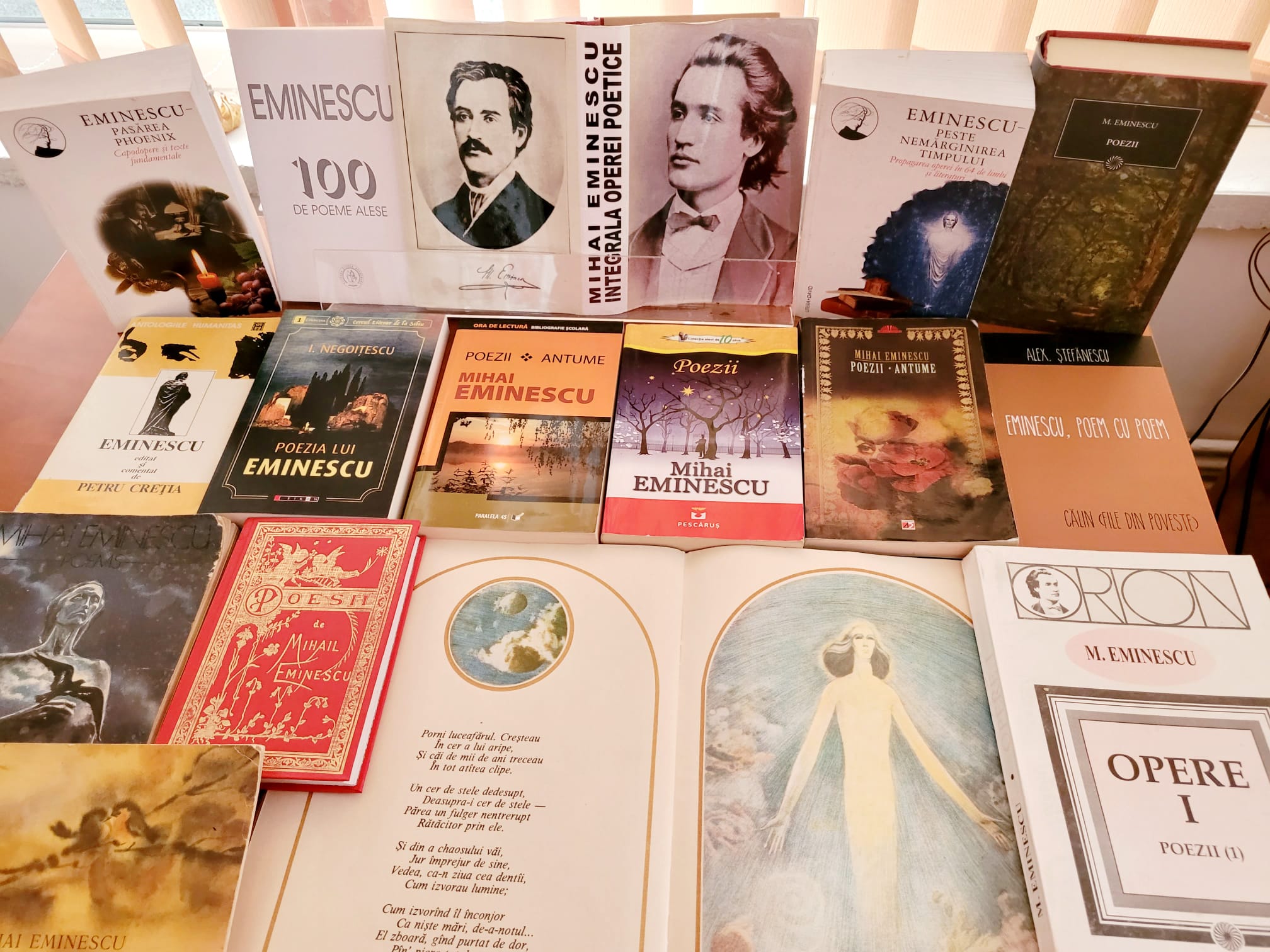 Vizitatori admiră o colecție de cărți și artefacte tradiționale la Biblioteca ASTRA Sibiu.