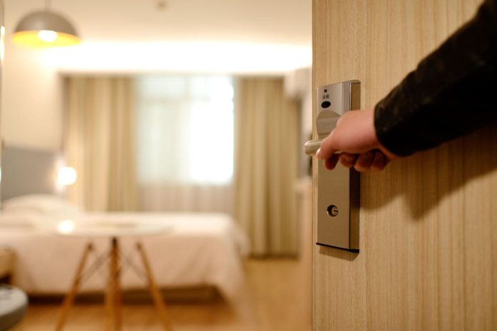 Recepția unui hotel bine organizat, pregătită pentru sezonul estival cu succes