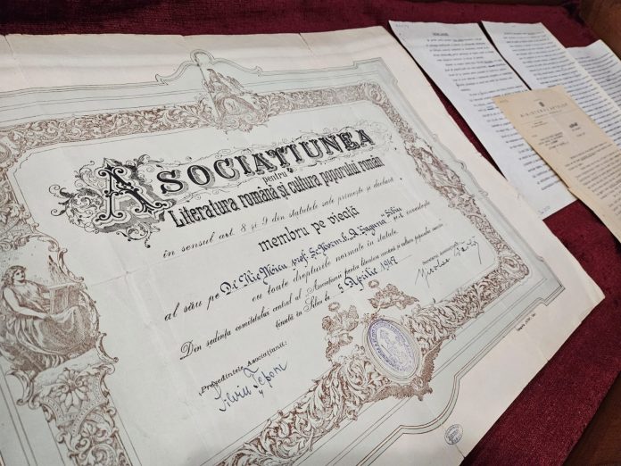 Vizitatorii explorează expoziția dedicată viaței culturale sibiene, în incinta Bibliotecii ASTRA