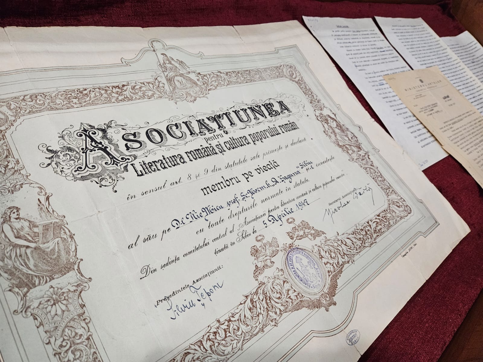 Vizitatorii explorează expoziția dedicată viaței culturale sibiene, în incinta Bibliotecii ASTRA