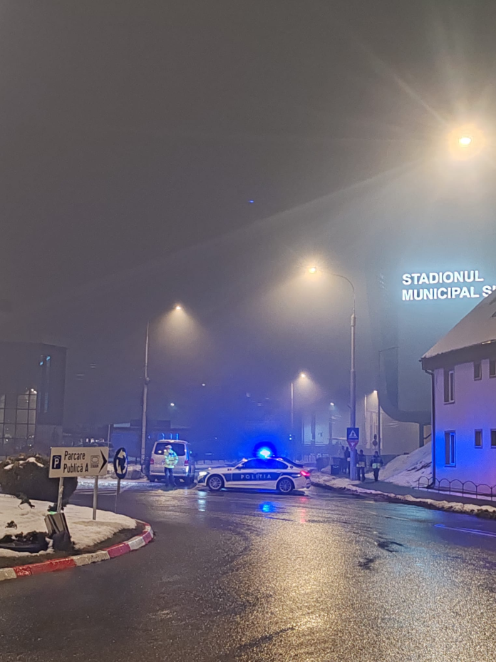 Trafic blocat pe strada Octavian Goga în Sibiu după ce zăpada a căzut de pe acoperișul stadionului.