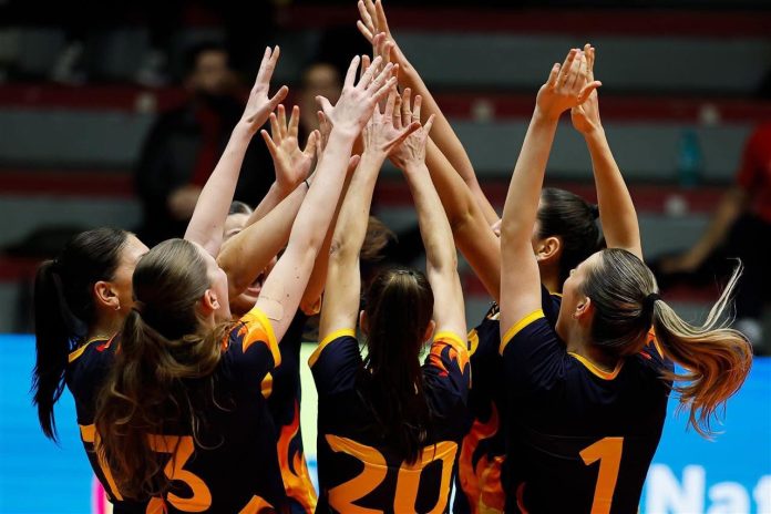 Echipa națională de volei U 18 a României sărbătorind un punct decisiv împotriva Serbiei