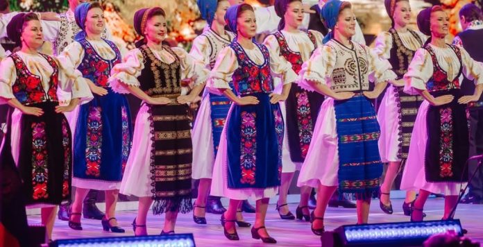 Ansamblul folcloric Cindrelul – Junii Sibiului în costum popular tradițional românesc, spectacol de dans