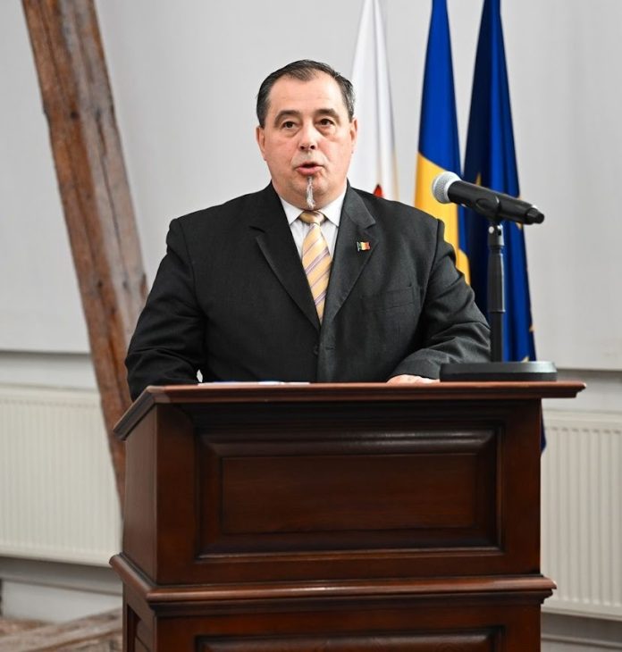 Consilierul local AUR Dincă Constantin la o ședință, solicită clarificări privind excedentul bugetar al Sibiului