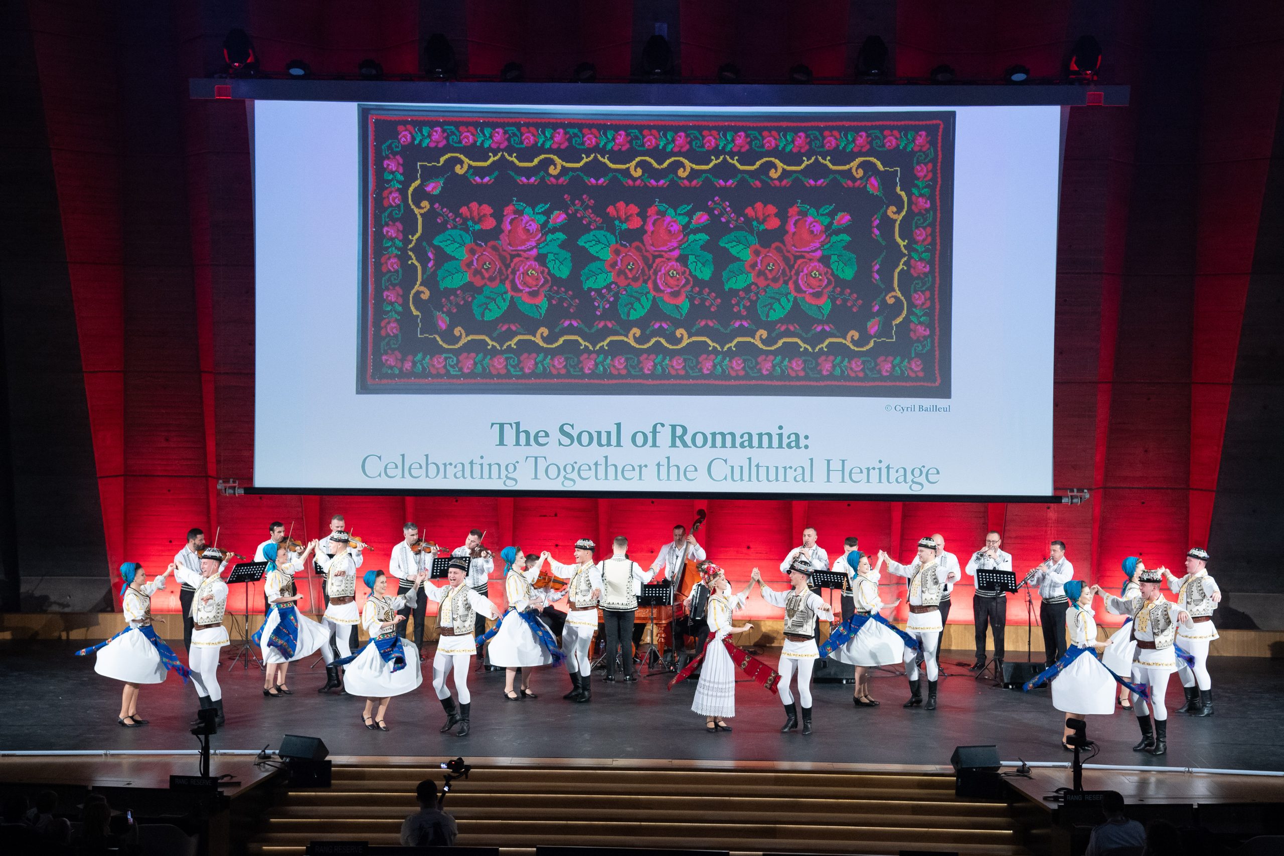 Scena finală a spectacolului Sufletul României cu toți artiștii pe scena UNESCO Paris