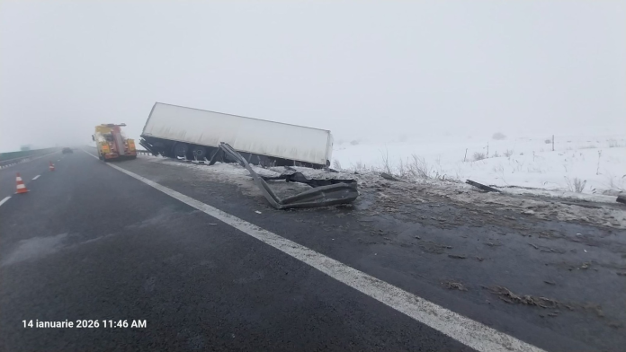 Un TIR răsturnat pe autostrada A1, blocând traficul între Săliște și Apoldu de Jos