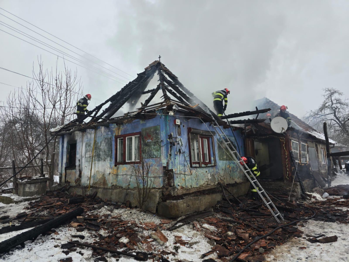 Incendiu la casa din satul Sărata, flăcări și fum gros vizibile pe fundalul nopții