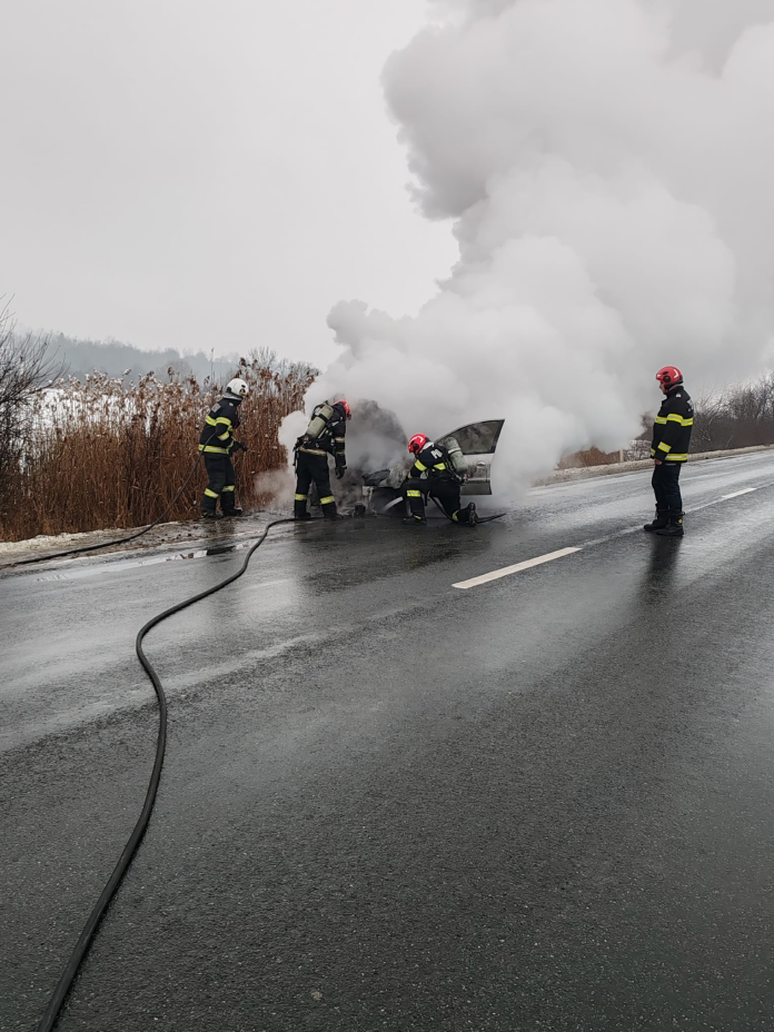 Mașină distrusă de un incendiu pe DN 1 lângă pasul Scoreiu, cu focul stins de pompieri.