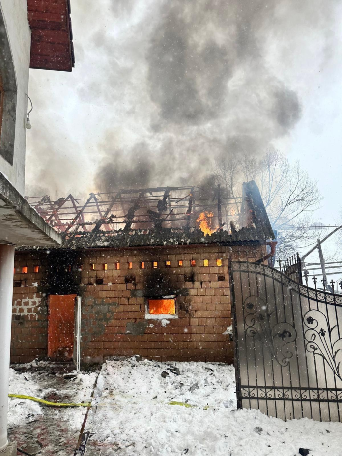 Echipă de pompieri intervine la locul incendiului de la anexa gospodărească din Jina pentru a stârpi flăcările.
