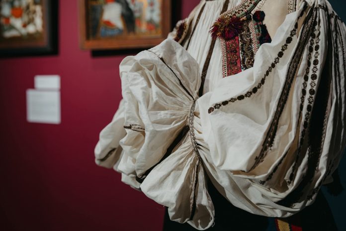 Instalație artistică contemporană inspirată din patrimoniul cultural românesc la Muzeul ASTRA